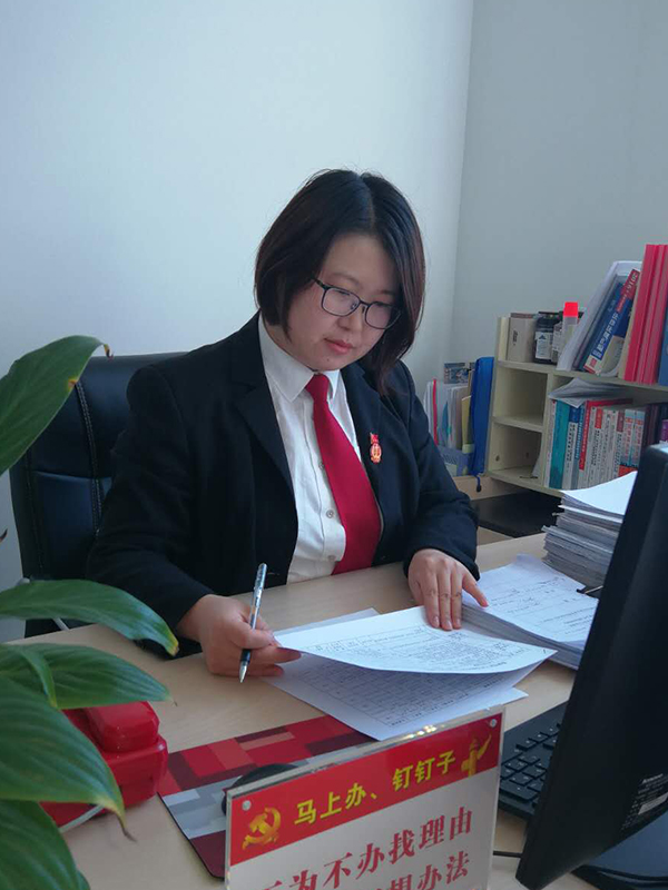劉芳在辦公室