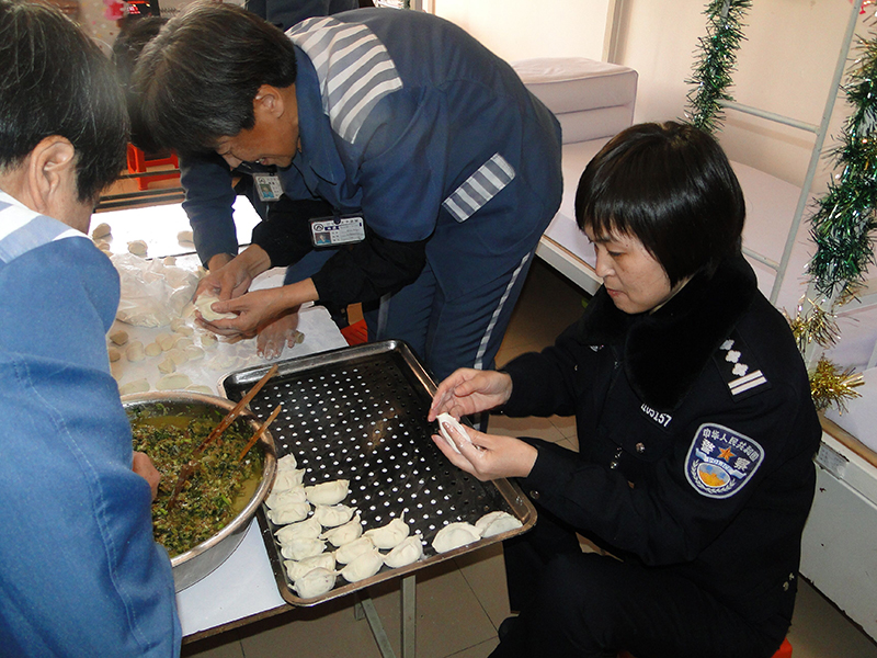 張曉兵生前與服刑人員一起包餃子