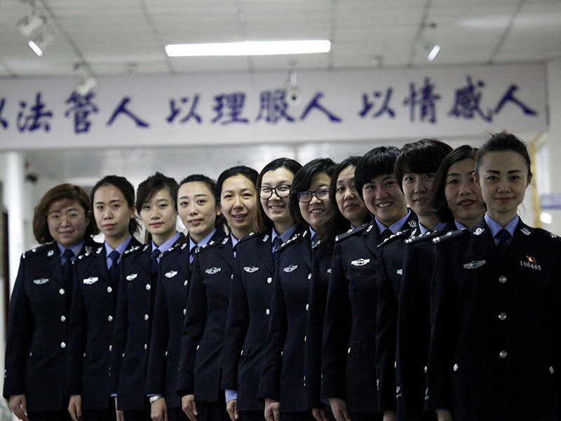 “以法管人、以理服人、以情感人”是這些有著大愛之心的女管教們的工作準則1