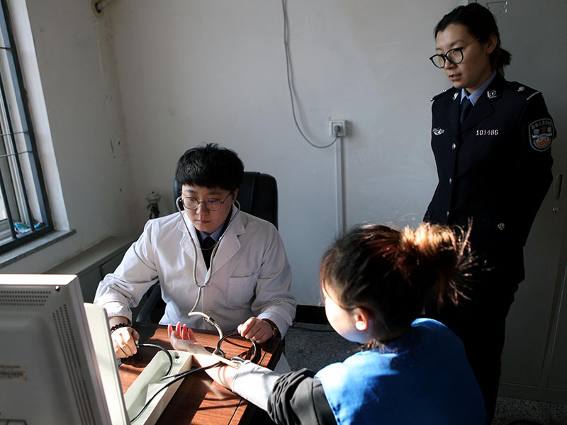 每個女管教對在押人員的身體狀況極為關(guān)心，一發(fā)現(xiàn)異常就立即帶她們到醫(yī)務室進行檢查。