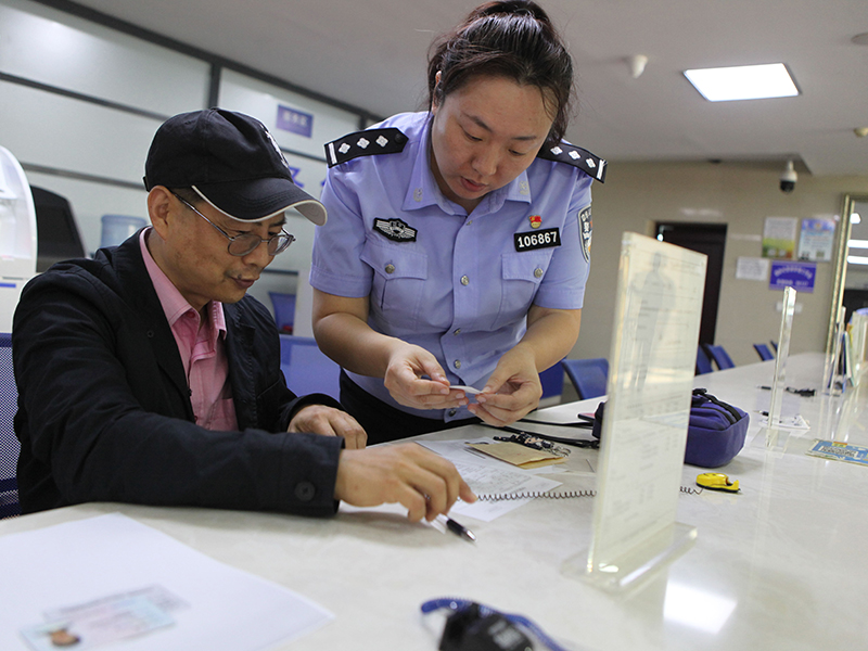 尹琳琳在幫助指導辦證的老年人填寫表格1