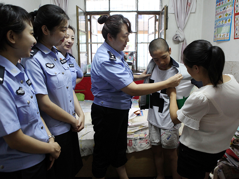 尹琳琳為小安陽試為他新買的衣服（大圖）