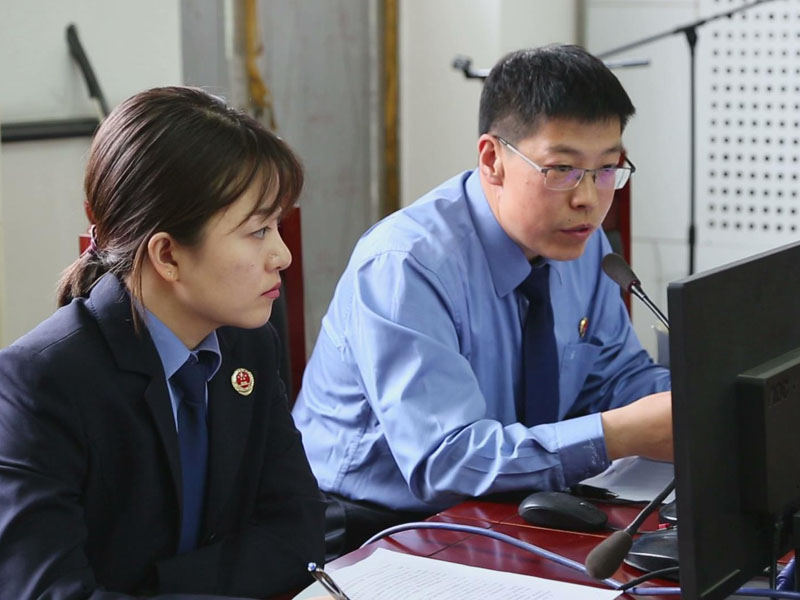 省人民檢察院遼河分院公訴科副科長陳濤出庭公訴（右一）