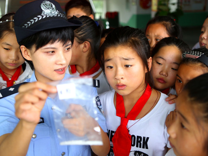 開學(xué)第一天，王月就來到學(xué)校為學(xué)生上了一堂生動的法治教育課