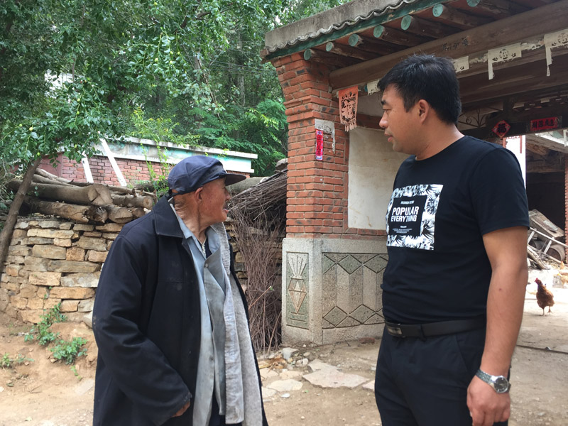 劉德剛（右）走訪貧困戶