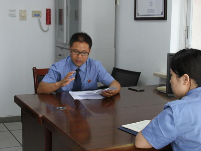 晏樂(lè)華（左二）