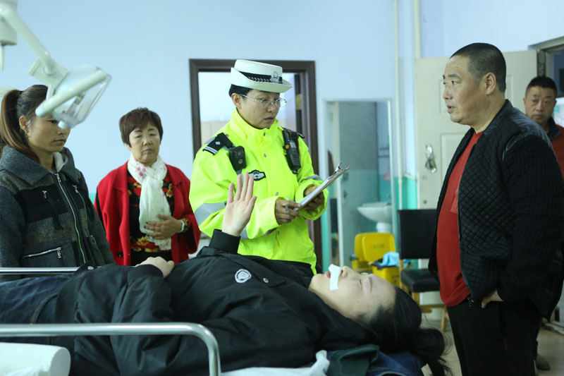 出警回來已是午飯時間，范冬梅卻直奔醫(yī)院對事故當(dāng)事人進(jìn)行調(diào)查取證