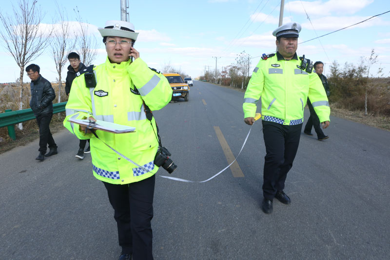 剛到交通事故現(xiàn)場，范冬梅又接到指揮中心打來出警的電話