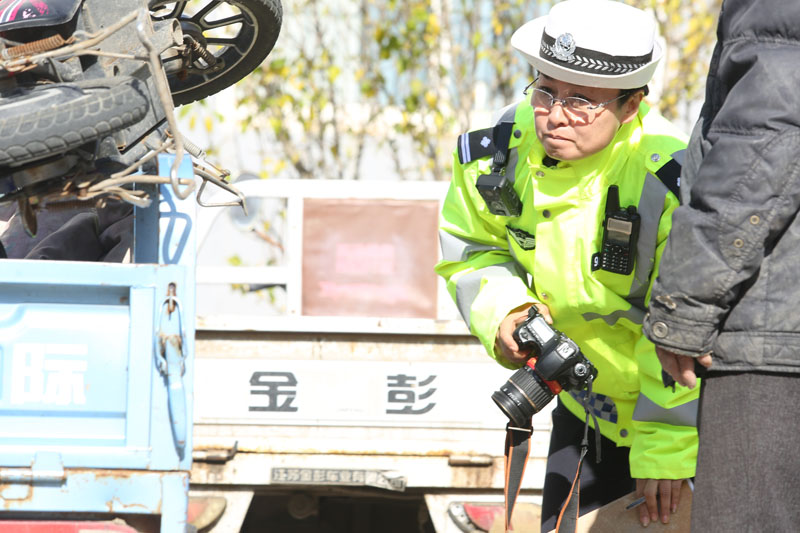 壓題（放大)照相機﹑米尺﹑執(zhí)法記錄儀和記錄本是范冬梅隨身物品