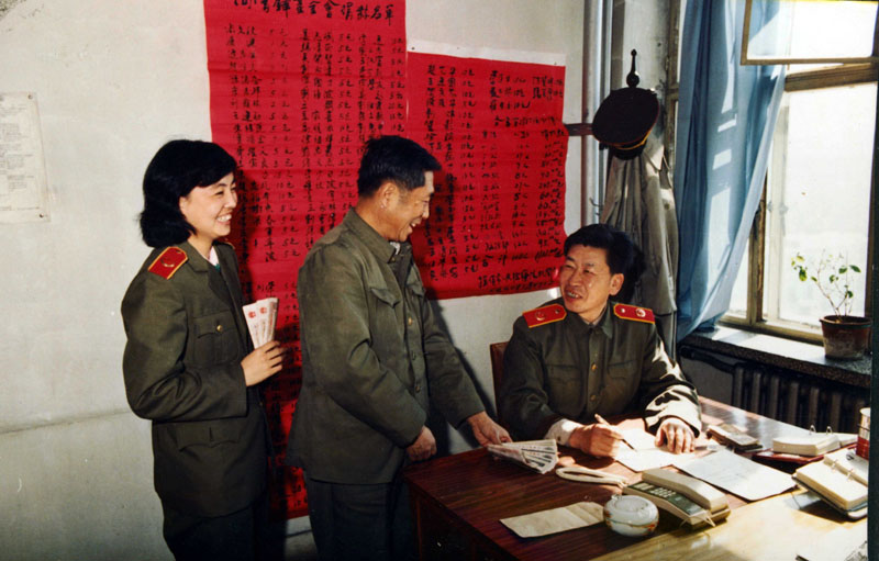 1990年5月,撫順市檢察干警捐款場景