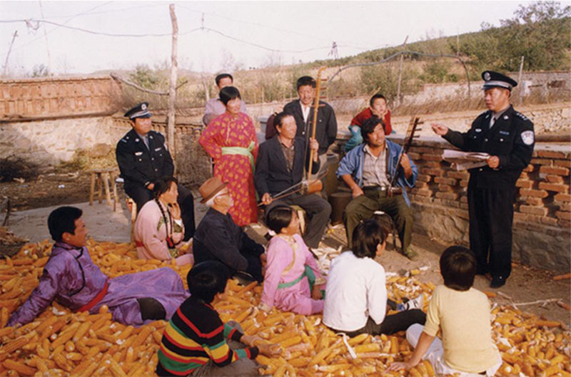 走進少數(shù)民族村屯進行法制宣傳