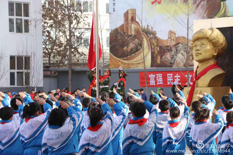 錦州市古塔區(qū)士英小學的晨讀憲法活動。特約記者 孫松玲 本報記者 蔡冰 攝