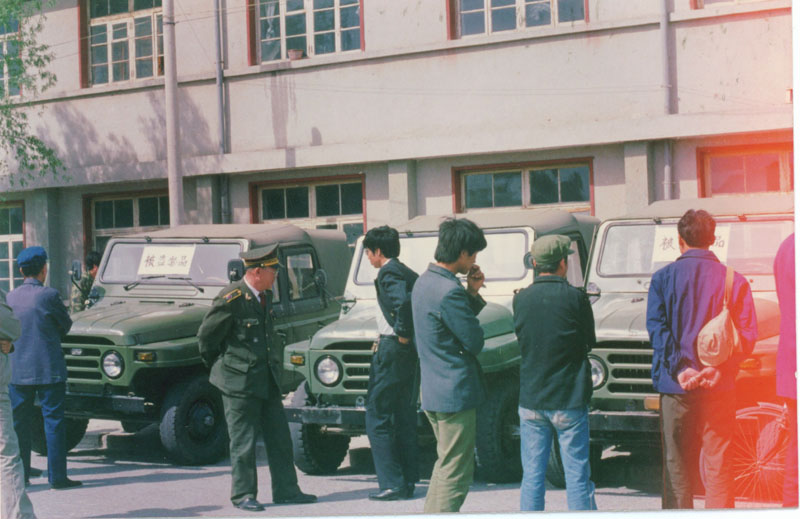 1991年5月22日，分局“兩反”返贓大會(huì)中展示繳獲的贓物吉普車