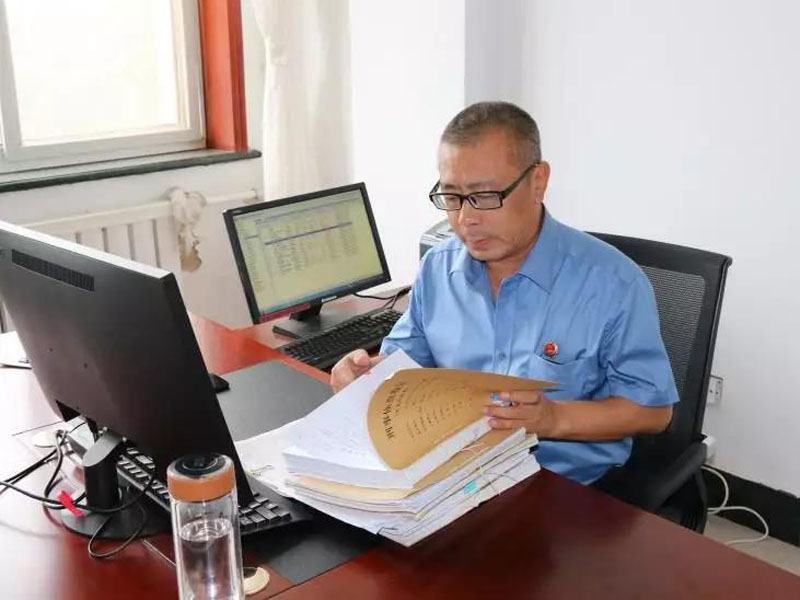 老萬在認(rèn)真審查案卷