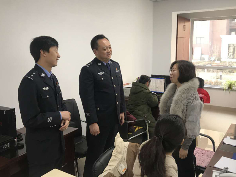 陳強(qiáng)(左二)在社區(qū)走訪