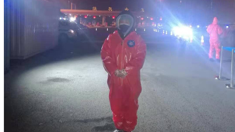 在疫情監(jiān)測(cè)點(diǎn)堅(jiān)守的張巖