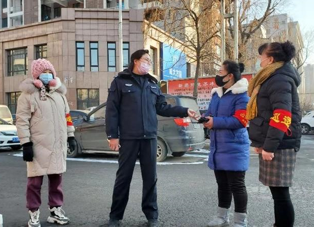 劉尚蘭(左二)與社區(qū)工作人員共同做好核查工作