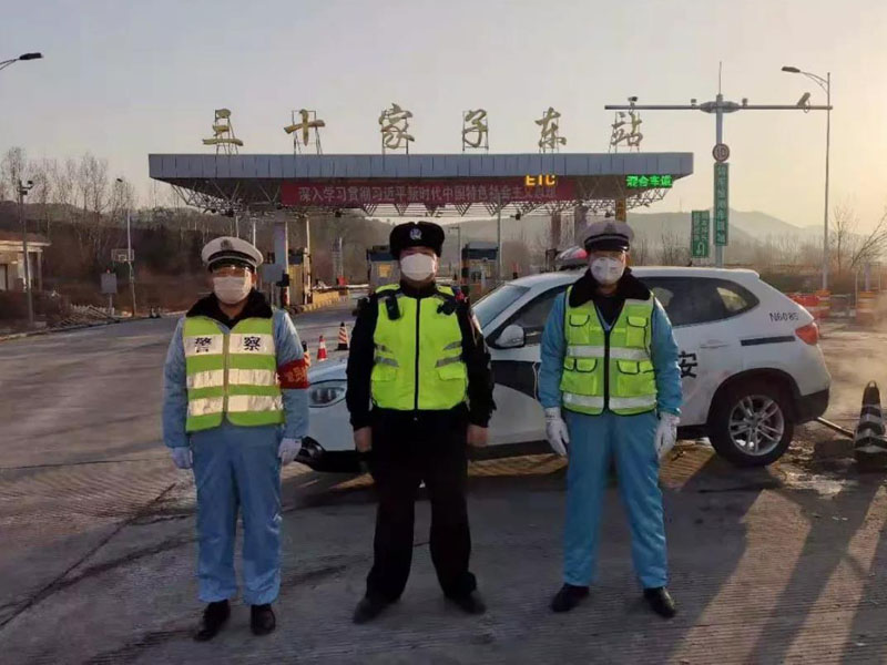 正在執(zhí)勤的馬永成(左一)