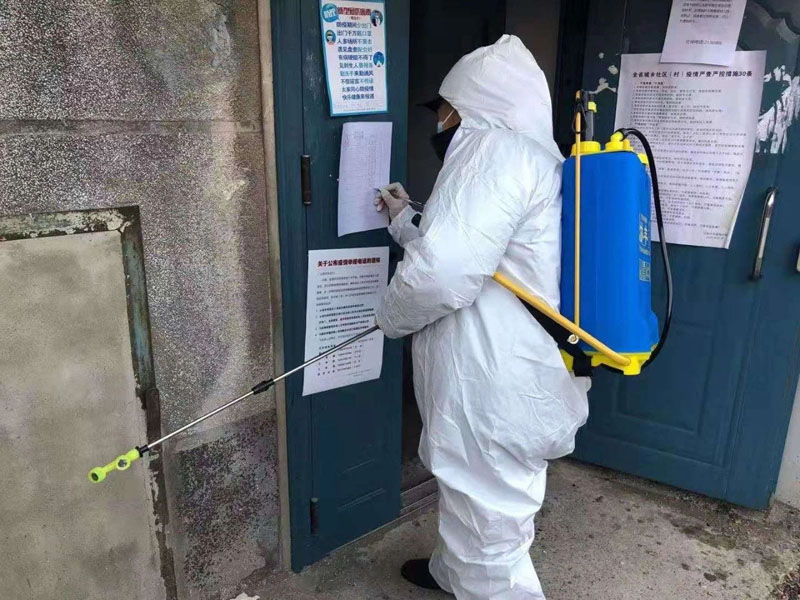 太子河區(qū)老年抗疫隊(duì)主動(dòng)包攬了所有棄管樓的消殺工作