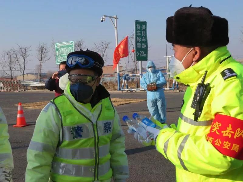 劉暉(右)在卡點(diǎn)執(zhí)勤