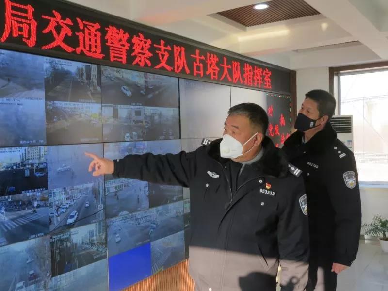 劉暉(左)在指揮中心調(diào)度交通情況,