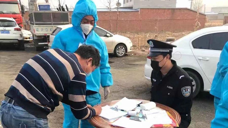 王振幫(右)在卡點執(zhí)勤