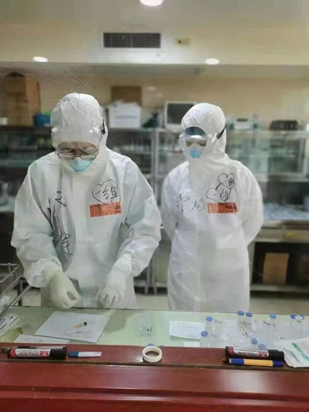 霍焰(右)與同事正在工作