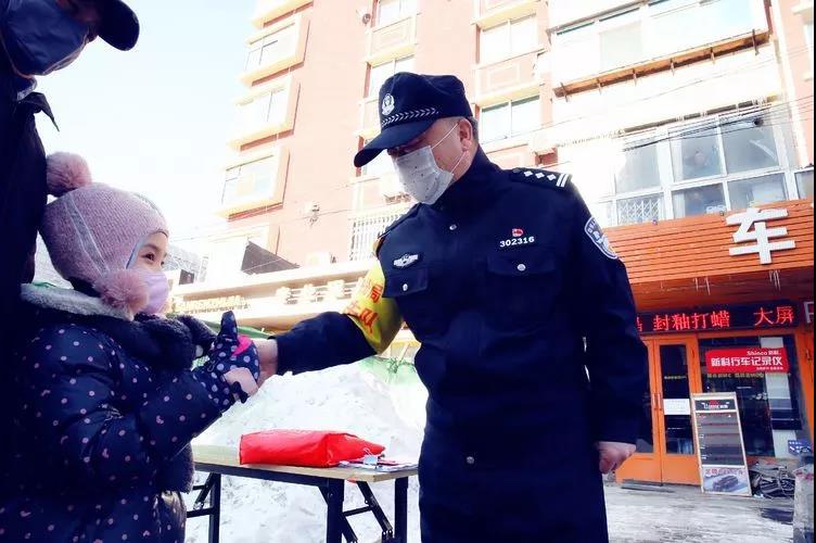 李少權(quán)在進(jìn)行社區(qū)封閉管理工作