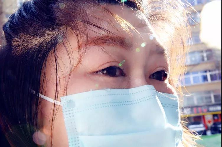 望著父親的背影,女兒眼里全是淚水