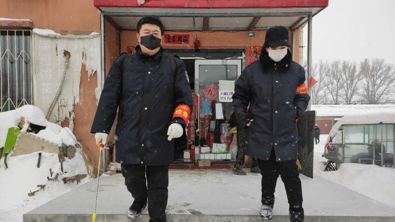 王立雪(右)在風(fēng)雪中走訪(fǎng)