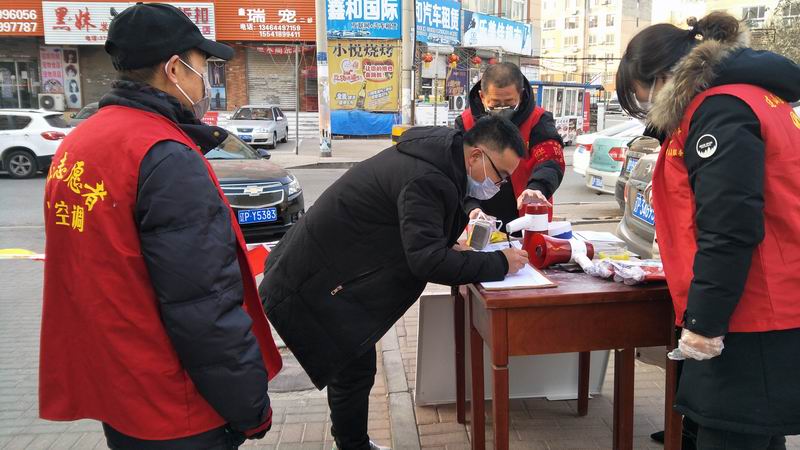 在小區(qū)門口檢疫點對外來人員進行登記