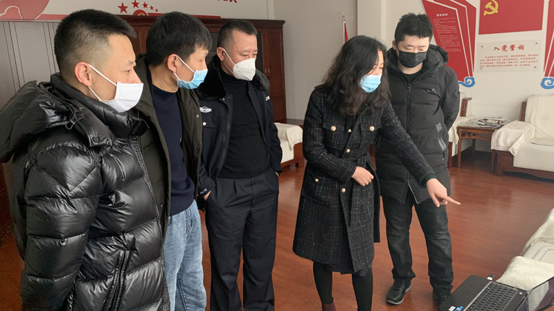 王艷玲(右二)與同事們探討案情