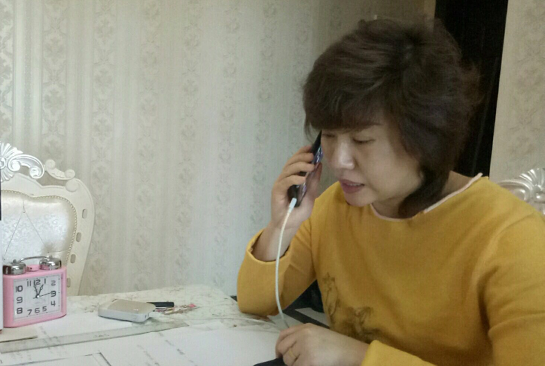 周莉通過(guò)電話對(duì)隔離人員進(jìn)行心理疏導(dǎo)