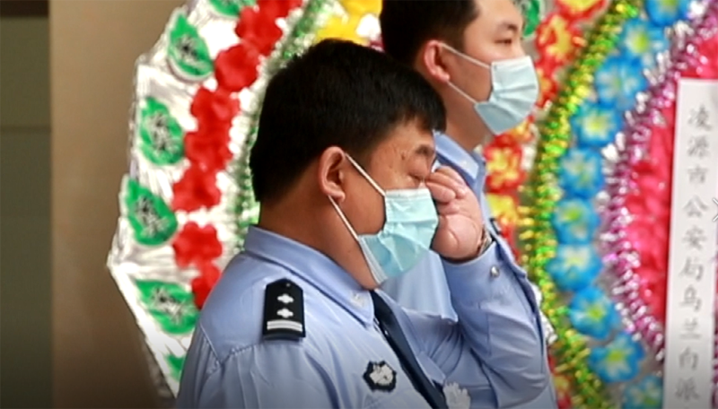 民警含淚送別李新海