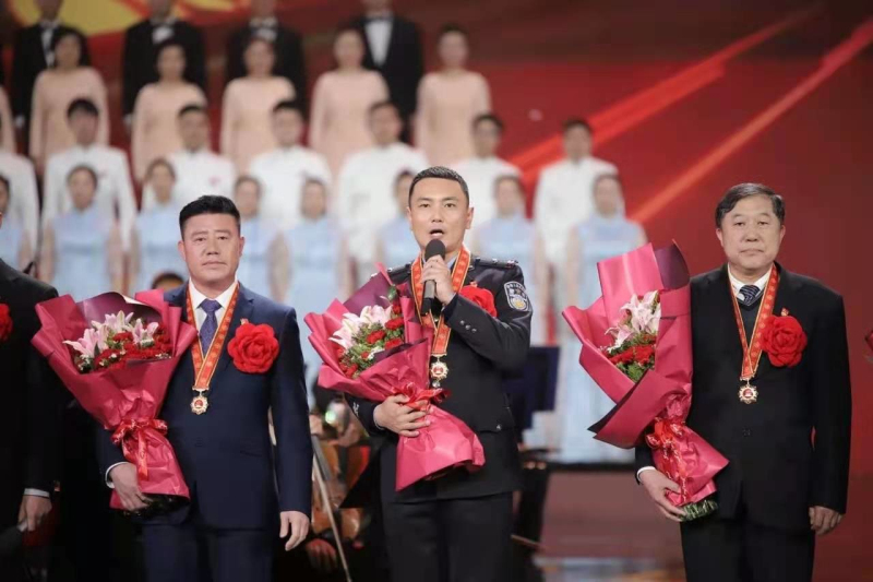 王靖文(中)在央視全國脫貧攻堅總結(jié)表彰專題晚會現(xiàn)場