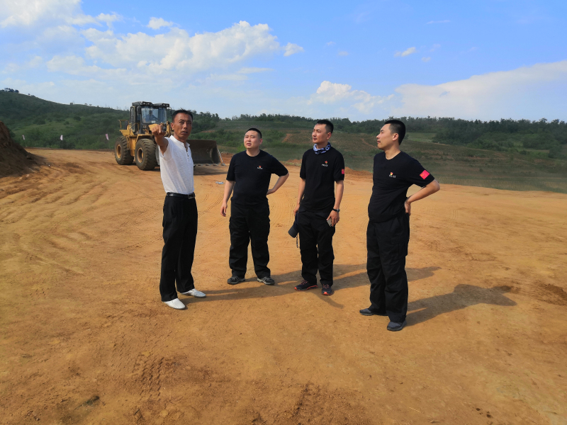 王靖文(右二)與駐村隊友一起在項目現(xiàn)場查看進展情況