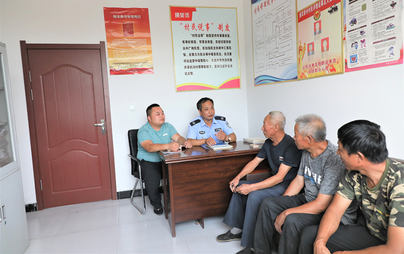 配文2:張志國(guó)(左二)在做調(diào)解工作