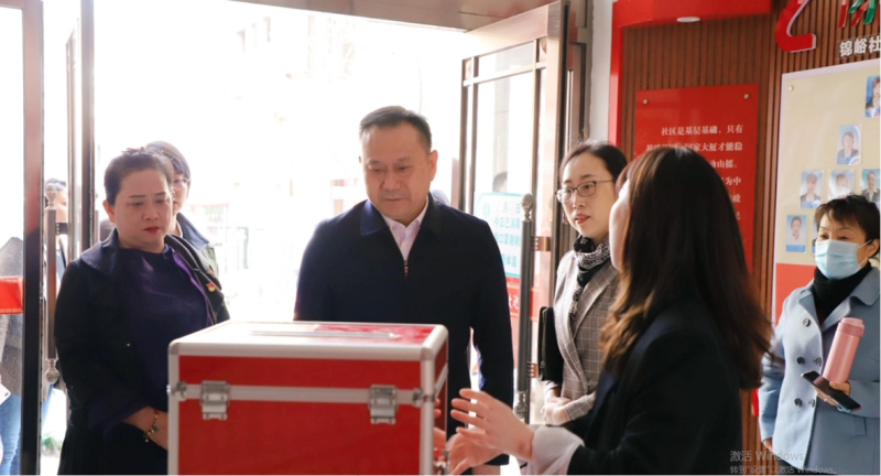 本溪市委常委、政法委書記徐勝（中）到“支部共建、社區(qū)共治”示范點調研