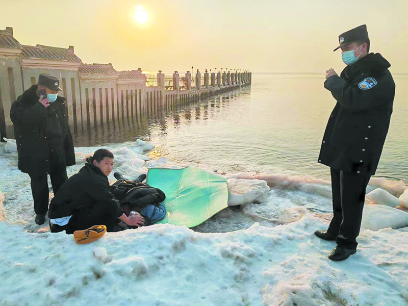 唐玉滿（左二）守護(hù)著溺水者等候救護(hù)車到來。