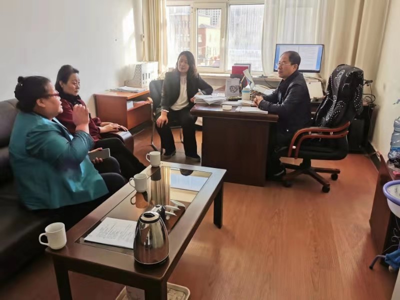 滕啟剛(右)協(xié)調(diào)案件當(dāng)事人