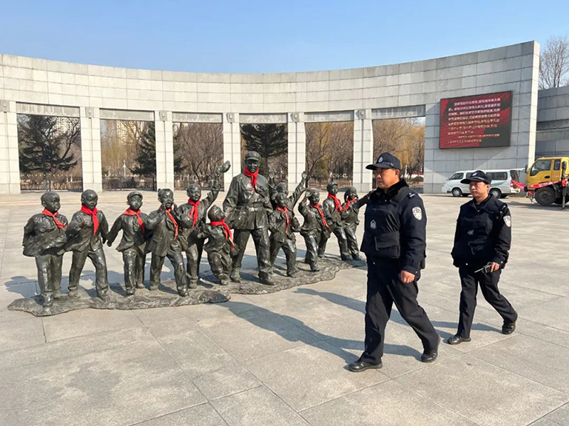 雷鋒派出所民警在雷鋒紀(jì)念館門(mén)前的廣場(chǎng)上巡邏。