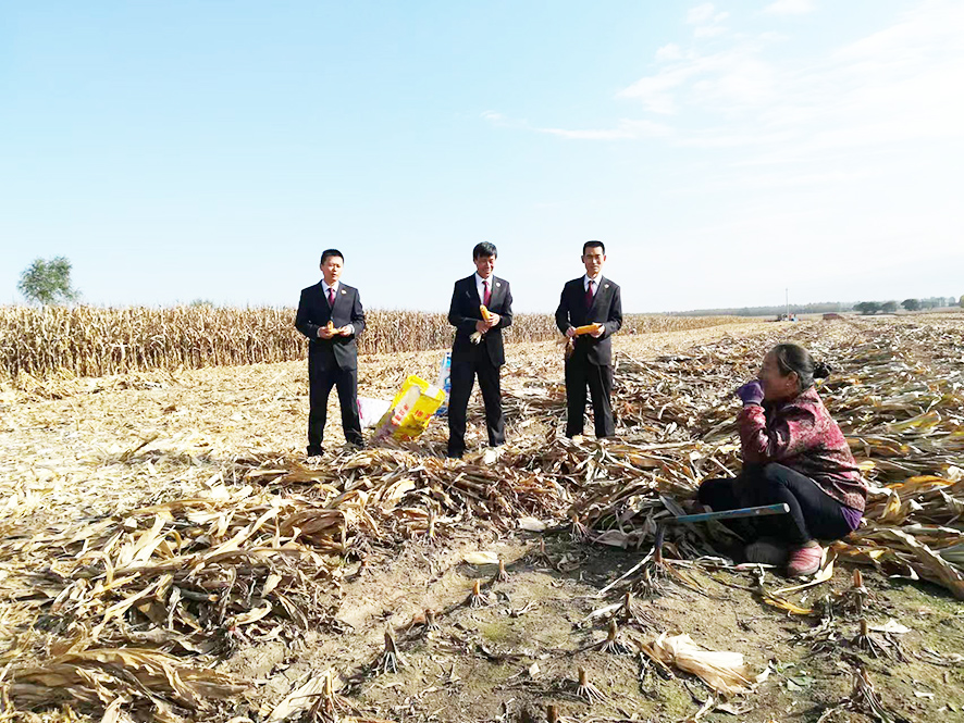 配文2：檢察官田間走訪當(dāng)事人。