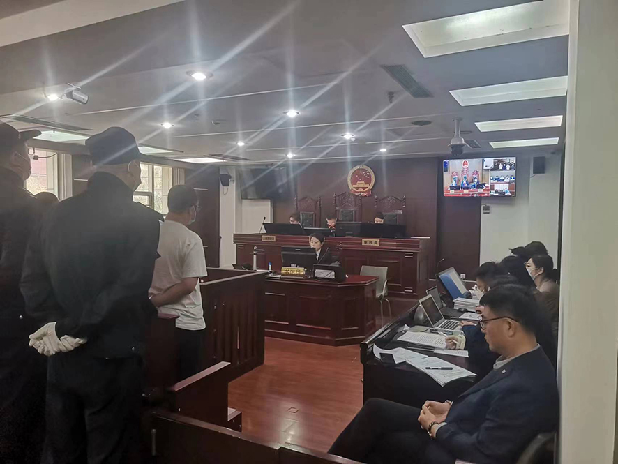 配文1：沈陽市大東區(qū)法院審理刑事案件現(xiàn)場。