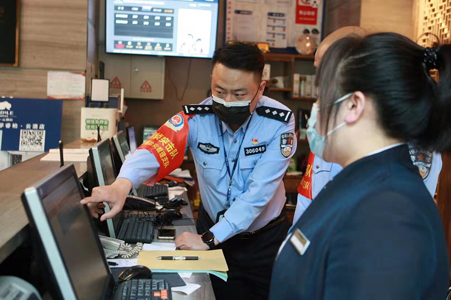 民警檢查場(chǎng)所并指導(dǎo)工作