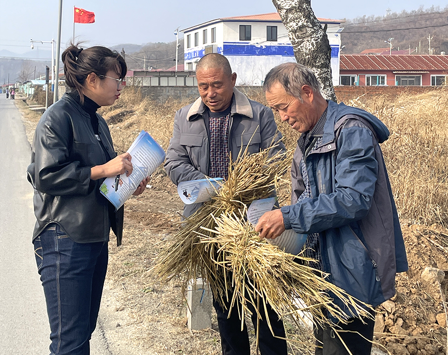 叢辛（左）正在為村民普法