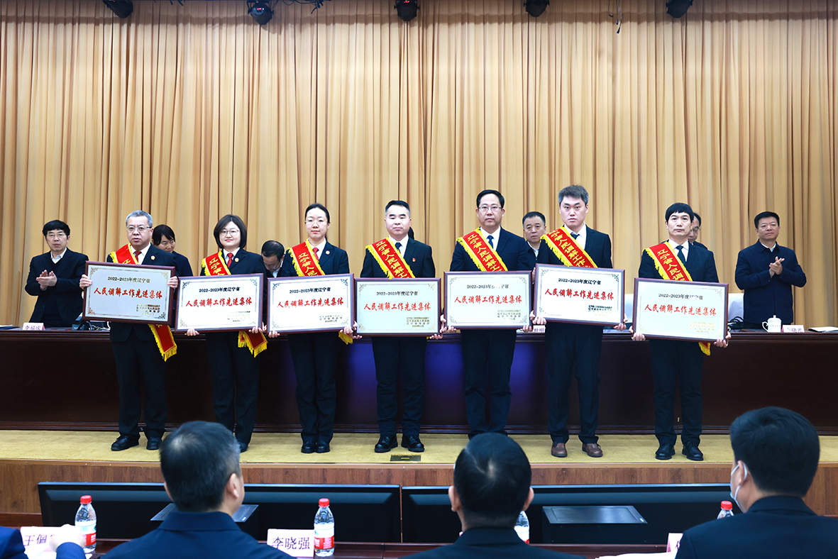 先進(jìn)集體代表上臺(tái)領(lǐng)獎(jiǎng) 孟浩 攝