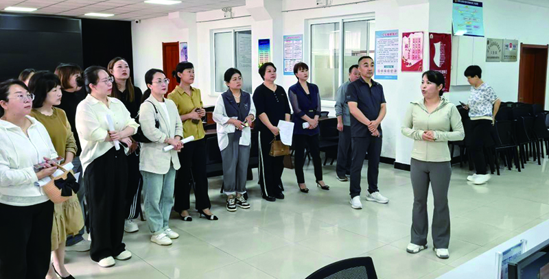 馬玲(右一)向介紹社區(qū)普法示范點(diǎn)建設(shè)情況