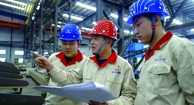 沈陽中辰鋼結(jié)構(gòu)工程有限公司先鋒黨員、遼寧省勞動(dòng)模范劉權(quán)（中）在車間調(diào)度工作