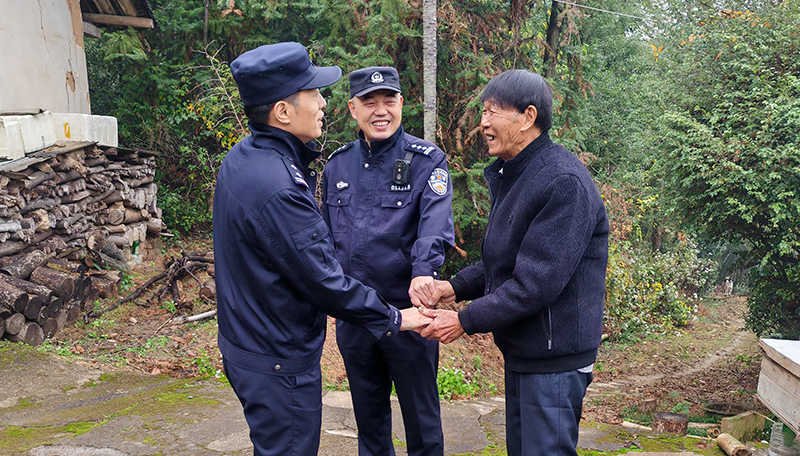 安志（左一）和楊益慰問轄區(qū)孤寡老人。