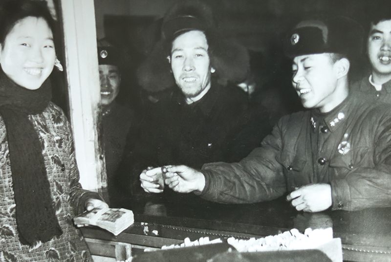 1950年，在梁金英（左一）的見證下，雷鋒（右二）向和平公社捐款100元現(xiàn)金